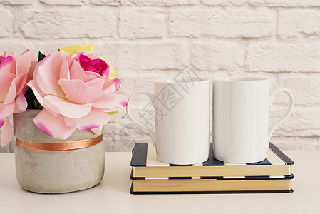 两个马克杯 白色杯子样机 空白的白咖啡杯模拟 风格的摄影 咖啡杯产品展示 条纹设计笔记本上的两个咖啡杯 粉红玫瑰花瓶嘲笑推介会品图片