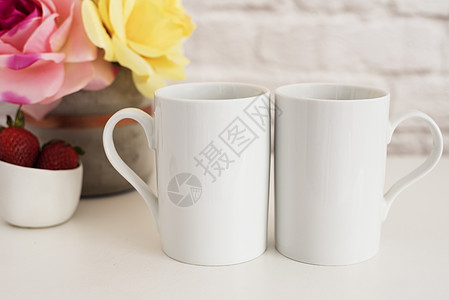 两个马克杯 白色杯子样机 空白的白咖啡杯模拟 风格的摄影 咖啡杯产品展示 白色书桌上的两个咖啡杯 粉红玫瑰花瓶图片