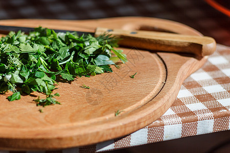 剪切板上用刀砍绿人营养木板叶子草本植物洋葱烹饪厨房沙拉美食木头图片