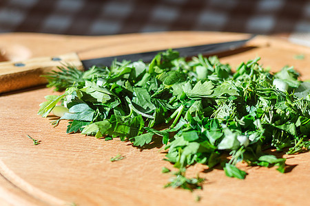 剪切板上用刀砍绿人叶子韭葱沙拉营养厨房草本植物木头蔬菜韭菜洋葱图片