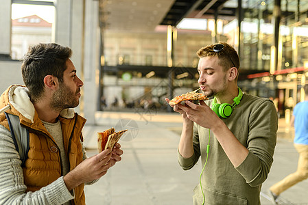 披萨时间垃圾微笑人脸午餐休闲男士情绪男性年轻人耳机图片