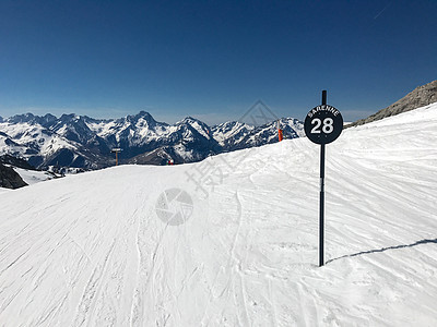 冬季阿尔卑斯山娱乐树木小屋天空顶峰季节雪堆蓝色森林松树图片