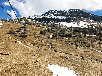 冬季阿尔卑斯山旅行蓝色森林风景高山松树顶峰季节木头村庄图片