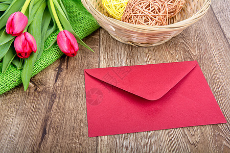 粉红信封 木制桌上有郁金香卡片办公室木头邮政庆典礼物木板假期花束笔记图片