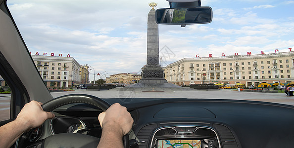 驾驶一辆汽车驶向白俄罗斯明斯克的胜利广场图片