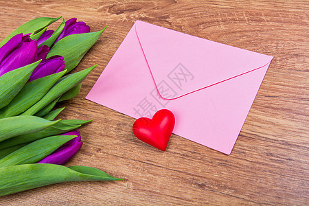 粉红信封 桌上有郁金香木头妈妈们笔记办公室木板礼物庆典桌子邮政假期图片