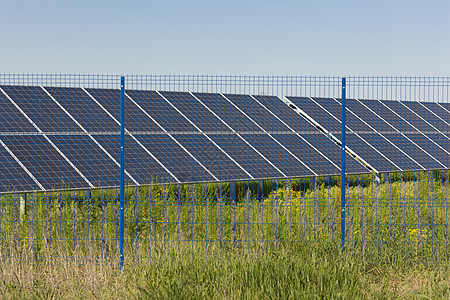草光伏发电外面的太阳能电池板阳光栅栏光伏全球细胞晴天活力技术生态创新图片