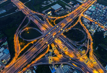 空中观察城市景色和交通 在高速公路上晚上路口天空天线蓝色建筑学运输街道场景立交桥速度图片