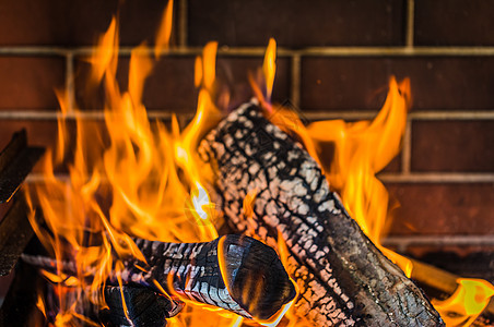 壁炉烧着火 特写别墅烧伤家庭生活木头煤炭活力营火辉光温暖日志图片