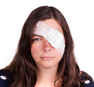 妇女受伤后佩戴眼罩作为保护的肖像黑发压力女士医疗病人白内障石膏眼睛专家外科图片