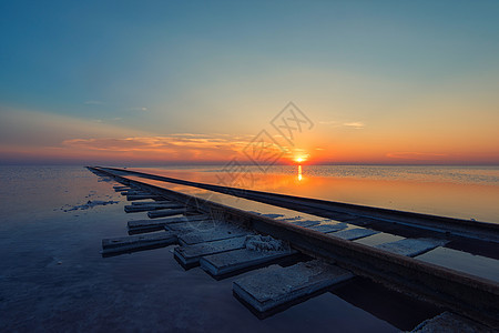 咸湖上的美日落传统海岸线生产海景铁路农场矿物盐水假期太阳图片
