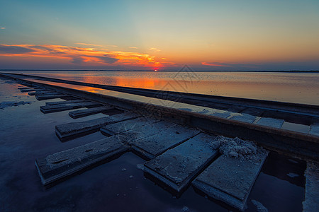 咸湖上的美日落天空蓝色传统土地文化晴天橙子铁路场地假期图片