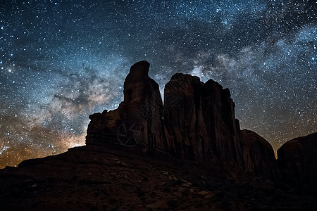 星星般的天空 挤奶的方式 长期暴露的照片 夜色风景蓝色云杉乳白色宇宙星系松树天际森林科学太空图片