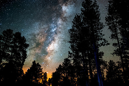 星星般的天空 挤奶的方式 长期暴露的照片 夜色风景星座摄影箭矢宇宙森林太空蓝色天际天文松树图片