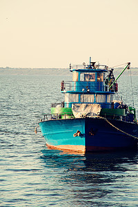 深水码头的大型鱼类加工业船沿海海景天空蓝天运输鸟类血管支撑海鲜海岸图片
