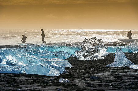 冰在冰岛Jokulsarlon冰川环礁湖附近的黑沙滩上旅行钻石海洋火山水晶日落气候冰川冰山天空图片