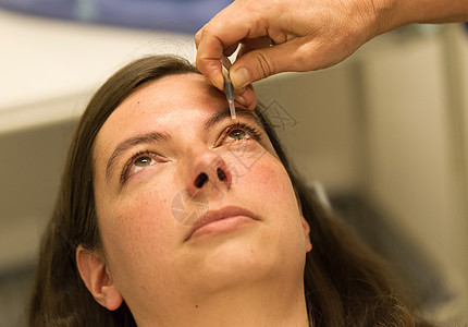 保健概念     眼科检查和手术期间的查拉松皮肤药品睑板操作女性麻醉考试结核链球菌止痛药图片