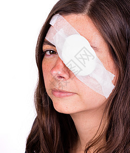 妇女受伤后佩戴眼罩作为保护的肖像医疗石膏手术病人压力白色眼睛白内障医院医生图片