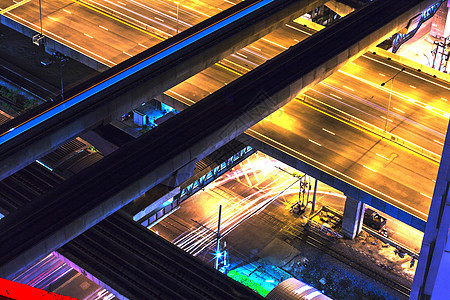 街道夜间灯光 夜晚路边的灯道蓝色商业景观场景运动小径城市速度踪迹公共汽车图片