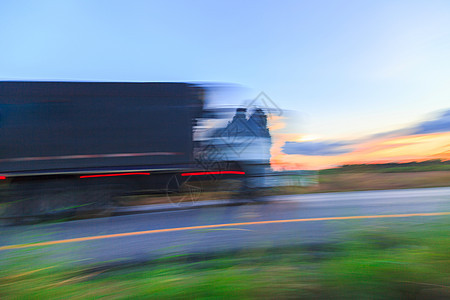 黄昏时公路上的卡车车轮闪光运动沥青交通货车送货速度货运运输车辆天空图片