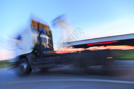 黄昏时公路上的卡车车轮闪光船运沥青交通速度车辆后勤货物驾驶运动货车图片