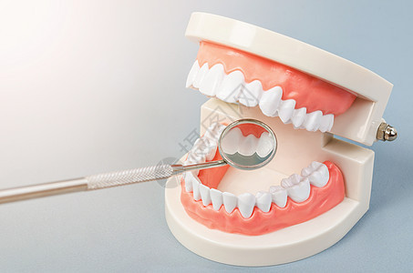 配有假牙的镜形牙医设备图片