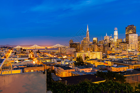 旧金山市中心天际正方形海洋建筑学帝国商业刮刀城市摩天大楼反射港口图片