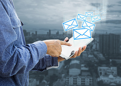 使用数字板的商务人士网络人士全球信封消息互联网工作商业商务邮寄图片