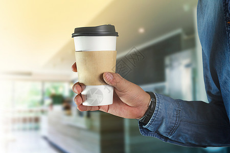 一个年轻男人在喝咖啡咖啡成人饮料咖啡店衬衫早餐餐厅潮人人士商务图片