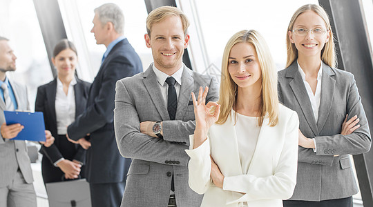 成功商业团队同事职场生意人公司职业快乐管理人员女性双臂伙伴图片
