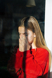 有问题烦恼的女孩疼痛美丽挫折沮丧沉思房间悲伤情感玻璃窗户图片