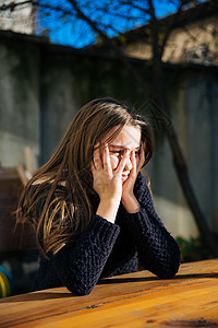 一个悲伤的少女的户外肖像压力沮丧沉思女孩情感玻璃哭泣美丽思维女性图片
