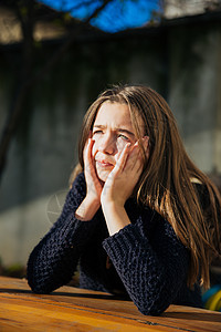 一个悲伤的少女的户外肖像压力房间疼痛情感艺术思维沮丧沉思美丽孤独图片