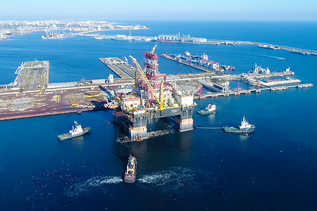 港口的钻井平台 石油平台的拖车工程货物天空勘探船厂汽油燃料海景资源技术图片