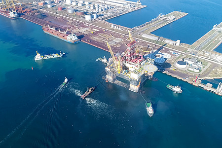 港口的钻井平台 石油平台的拖车拖船钻孔运输海景工厂技术勘探工程拖带钻头图片