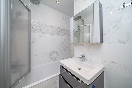 小型米油洗手间淋浴棕色房间建筑学龙头房子浴缸毛巾架财产镜子图片