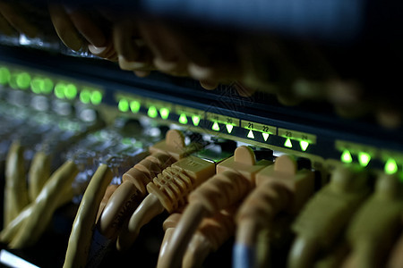 互联网电缆与服务器的连接 服务器日期中心数据多样性路由器带宽电讯连接器电脑技术红色广播图片