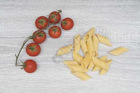 一堆番茄和意大利面国家饮食面条营养食物木板小麦乡村木头粮食图片