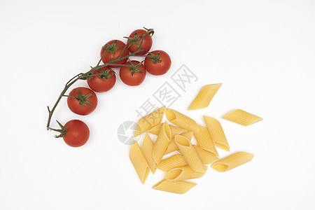 一堆番茄和意大利面面条小麦美食桌子木头烹饪厨房国家产品菜单图片