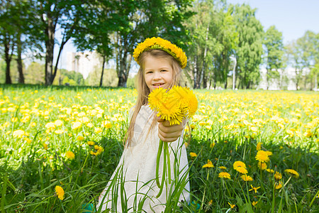 长着花花圈的姑娘闲暇裙子草地微笑场地花束孩子花园展示快乐图片