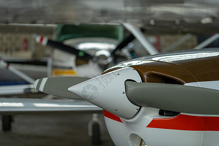 小型运动飞机停在机库 特写机场旅行飞行空气飞机场场地学校齿轮航空电脑图片
