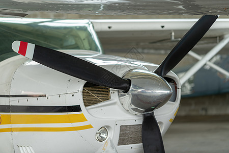 小型运动飞机停在机库 特写座舱空气学校电脑队长机场引擎运输场地天鹰图片