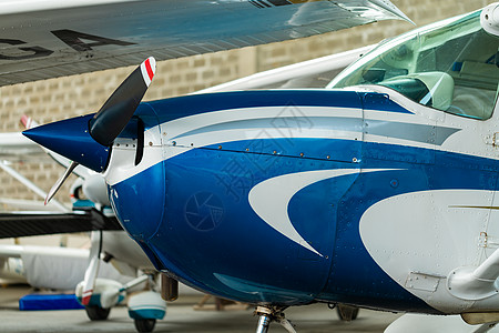 小型运动飞机停在机库 特写机身飞机场天空队长运输引擎车辆飞行员齿轮螺旋桨图片