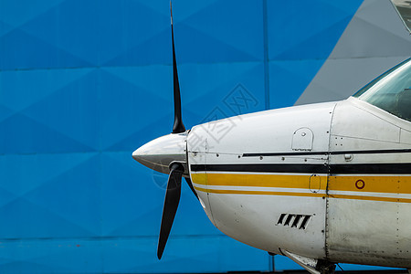 小型运动飞机停在机库 特写机场运输飞行学校旅行机身场地天鹰队长航空图片