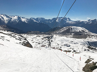 冬季阿尔卑斯山娱乐风景树木季节晴天村庄滑雪雪堆小木屋房子图片