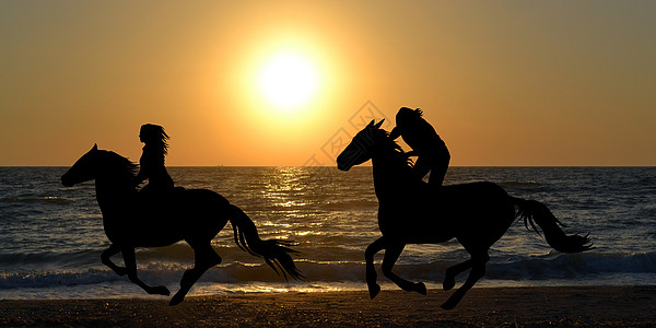 两个骑马的骑手在沙滩上奔赶图片