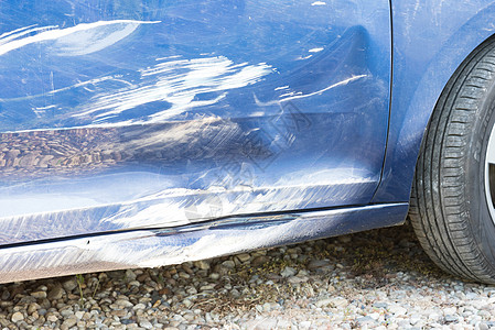 事故后损坏的汽车碰撞蓝色保险杠划痕凹痕安全金属赔偿运输损害图片