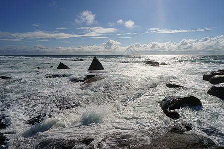 A 大西洋海岸石头支撑天蓝色海浪悬崖海岸线环境魔法冲浪岩石图片