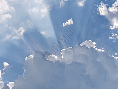 阳光照耀的光线穿透了蓝天上 白云飞翔的边缘图片