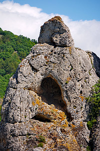 灰色岩石 有红苔和洞穴图片